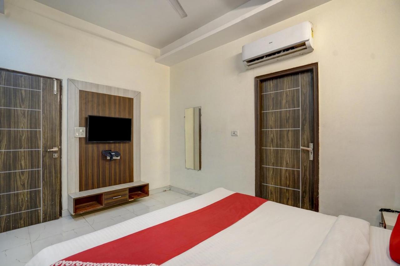 Oyo 78981 The Diamond Nest Noida Exterior photo